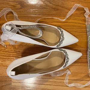 JJs House Heels, White, Size 5 US (Brand New)